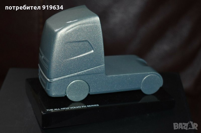Продавам метално преспапие във формата на камион Volvo FH, снимка 1