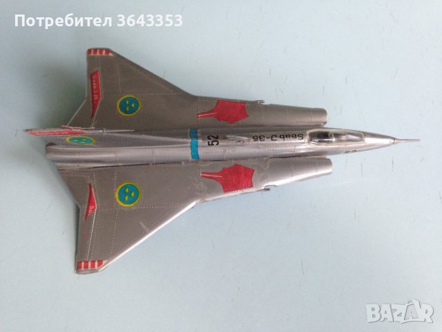 Модел на самолет Saab J-35 Draken 1/72, снимка 2 - Колекции - 39907727
