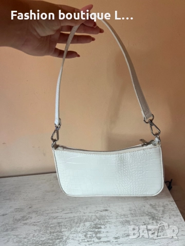 Бяла чанта имитация на крокодилска кожа със сребърни катарами с вътрешен отделен джоб с цип 🤍 
