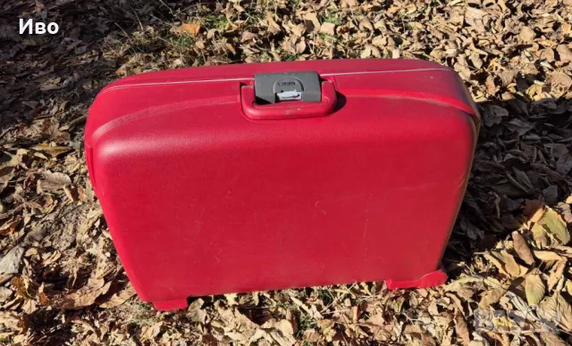 Куфар Roncato, твърд, червен, с тройно закопчаване и заключване