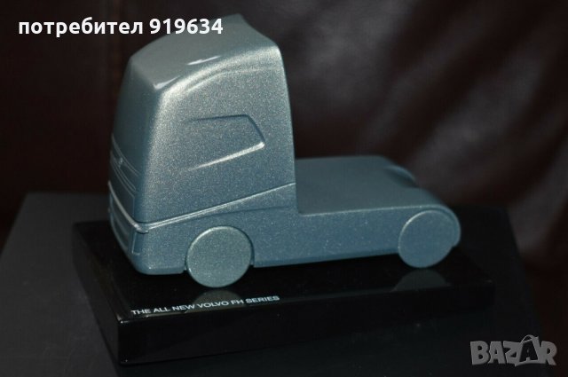 Продавам метално преспапие във формата на камион Volvo FH, снимка 1 - Декорация за дома - 31011882