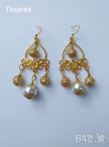 Прелестно нежни висящи обеци в стил Рококо с кристални перли и орнаментирана основа в цвят злато, снимка 2 - Обеци - 29750103