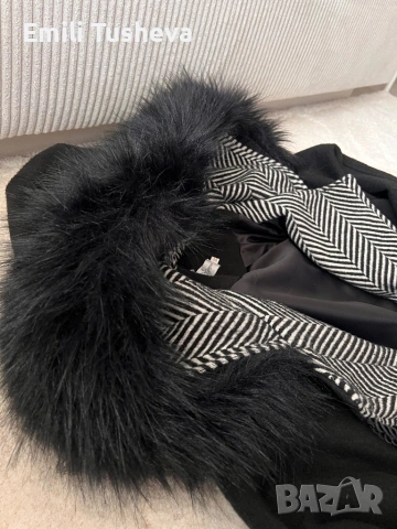 Дамско палто в черно и сиво с пух на качулката, снимка 2 - Палта, манта - 53309467