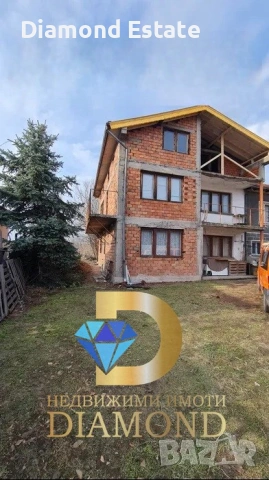 Триетажна къща в град Гълъбово
