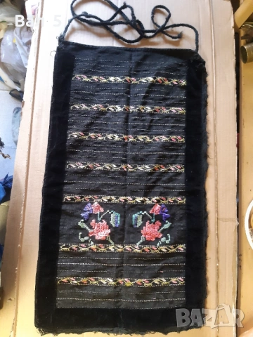 Автентична тъкана вълнена престилка , носия