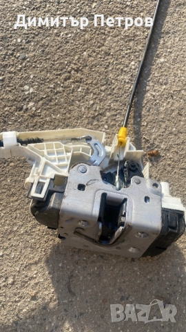 Машинка за заключване на дясна врата за Мерцедес w204, снимка 2 - Части - 52351676