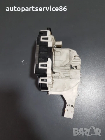 Заключващ механизъм за предна дясна врата за Mercedes W906 Sprinter (2010) A9067201835, снимка 2 - Части - 54158700