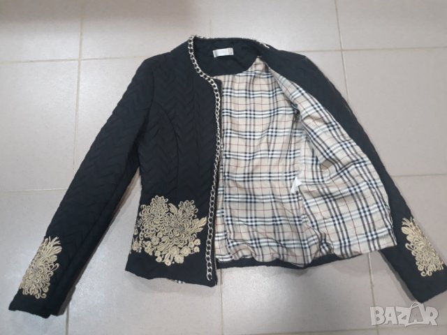 Елегантно дамско късо черно яке с цветен мотив и синджири Phardi, снимка 2 - Якета - 31356276