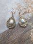 Много красиви обици капка с перлен преливащ кабошон и орнаментирана основа в цвят сребро, снимка 2