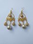 Прелестно нежни висящи обеци в стил Рококо с кристални перли и орнаментирана основа в цвят злато, снимка 2