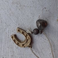 Миниатюрна бронзова подкова с тежест, снимка 1 - Антикварни и старинни предмети - 39943610