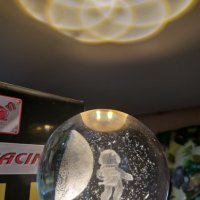 Стъклена светеща сфера на космонавт и планета , снимка 2 - Арт сувенири - 40519475