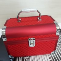 Червено куфарче бижутерка кожа на ромбове с метални заоблени ръбове, снимка 5 - Декорация за дома - 35111129
