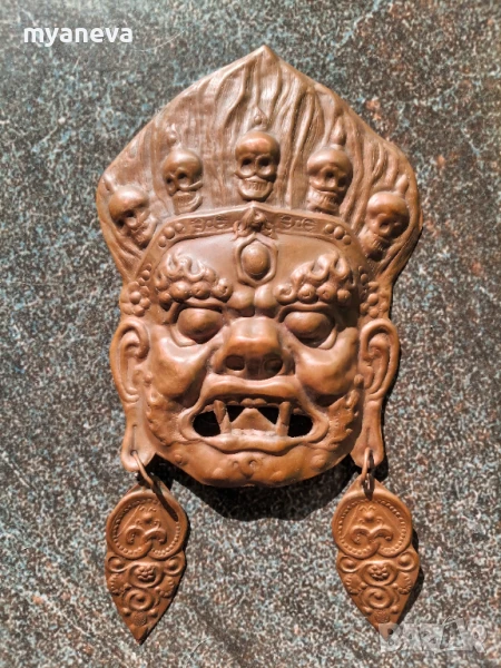 Медна ритуална маска , амулет от азиатска култура,божество , защитен дух от Непал. , снимка 1