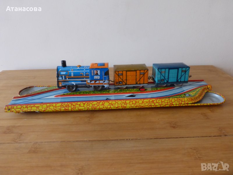 Механично влакче с ключе и релси игра играчка 1970 г, снимка 1