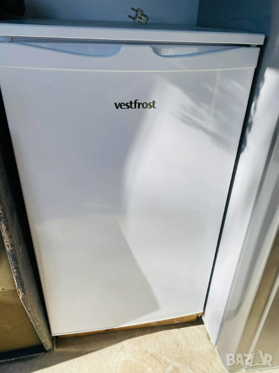 Продавам малък хладилник Vestfrost, снимка 1