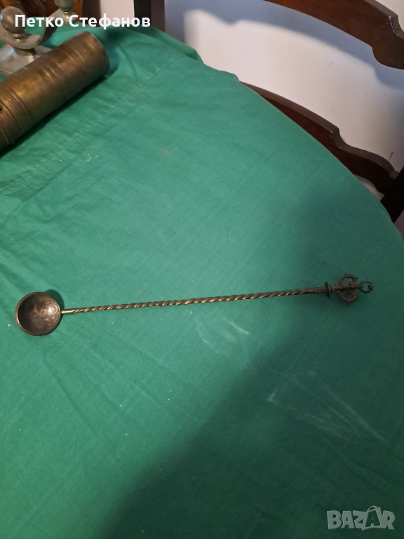 Антикварна месингова лъжица с усукана дръжка и декоративна дръжка с форма на ключ в края, снимка 1