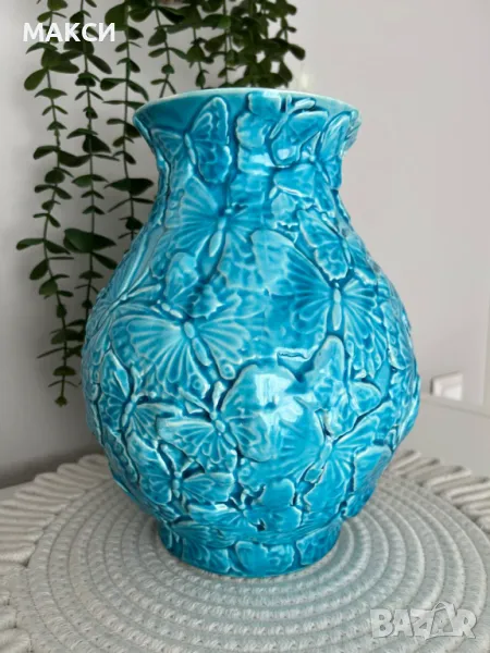 Прелестна релефна ваза с пеперуди в светло синьо, снимка 1