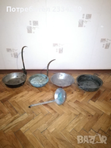 Бакърени тигани, ръчно изработени в различни времена от различни майстори. 