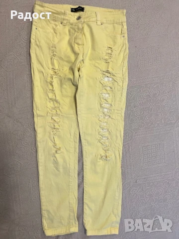 Жълт панталон от еластична материя.