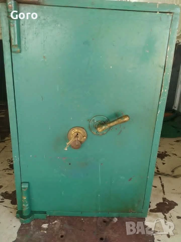 Продавам метална каса сейф 