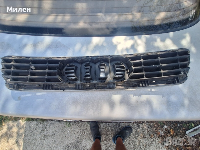 Декоративна Решетка Във Предния Капак Ауди А4 Б5 1994-2001 Година Audi A4 B5 , снимка 2 - Части - 51709531