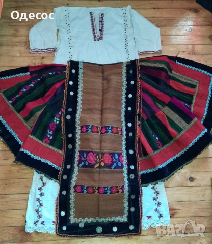 Автентична носия от Северна България, снимка 2 - Антикварни и старинни предмети - 54337244