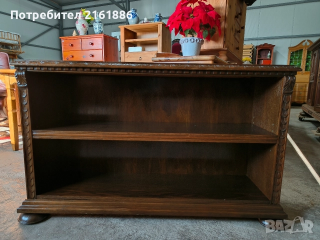 Дъбова библиотека с нежна дърворезба 