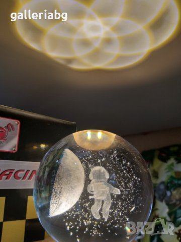 Стъклена светеща сфера на космонавт и планета , снимка 2 - Арт сувенири - 40519475