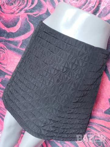 Черна къса пола пикирана от типа шушкаво яке Л , снимка 4 - Поли - 36766707