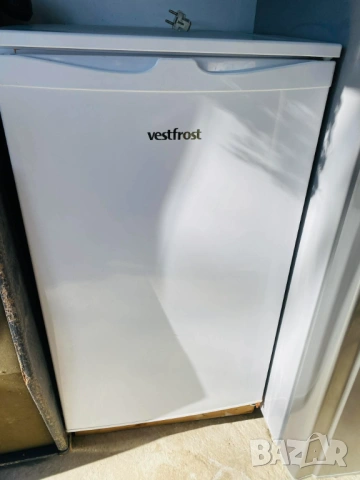 Продавам малък хладилник Vestfrost