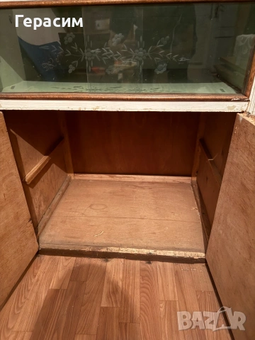 Подарявам масивен шкаф с надстройка за чаши със стъкло и огледало от соца, снимка 4 - Бюфети - 53205856