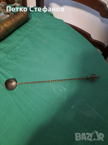 Антикварна месингова лъжица с усукана дръжка и декоративна дръжка с форма на ключ в края