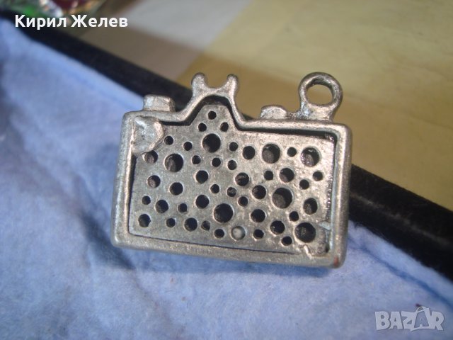 ПОСРЕБРЕН ЛАКИРАН ВИНТИДЖ ПЕНДАНТ - РЕТРО ФОТОАПАРАТ ФИГУРАЛЕН АРТ МЕДАЛЬОН с КОЖА и КРИСТАЛ 35108, снимка 3 - Колиета, медальони, синджири - 37745188