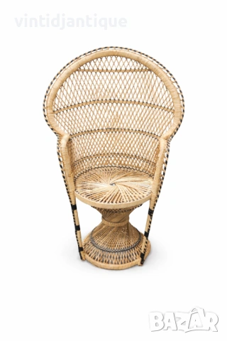 Ретро ратанов стол тип „Паун“