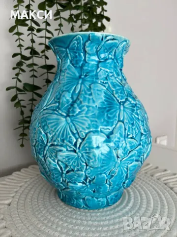 Прелестна релефна ваза с пеперуди в светло синьо