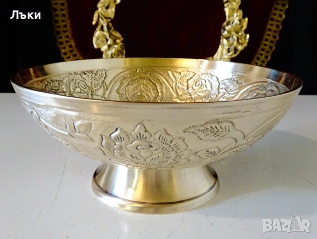 Бронзова бонбониера,съд за сервиране,релефни рози. 