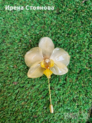 Ръчно изработени бижута с истински цветя.  Брошка игла с естествен цвят на орхидея 