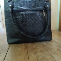 Черна чанта, снимка 4 - Чанти - 34100391