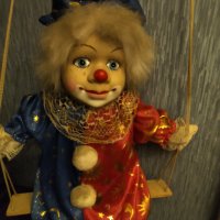 	Колекционерска порцеланова кукла клоун на люлка, снимка 3 - Колекции - 33865443