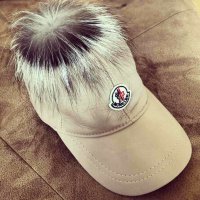 Шапки с естествен пух Moncler, снимка 4 - Шапки - 30409592