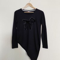 Дамска черна асиметрична блуза с дълъг ръкав в размер S, снимка 1 - Блузи с дълъг ръкав и пуловери - 35249097