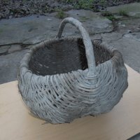 Старинна плетена кошница, снимка 1 - Антикварни и старинни предмети - 31752470