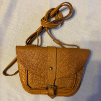 Малка чантичка за през рамо от естествена кожа., снимка 1 - Чанти - 36560774