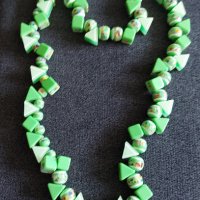 Зелен гердан с геометрични мъниста , снимка 1 - Колиета, медальони, синджири - 37477020