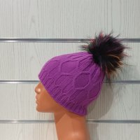Нова зимна дамска лилава шапка с шарен помпон/пух, снимка 3 - Шапки - 35479434