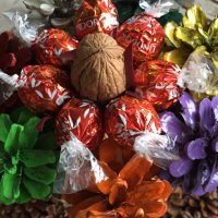 LOVE MANDARINE 🍊 Букет 💐 Бонбони LINDOR 🍬 Цветя Шишарки 🌲 Орех 🌰 Ръчна Изработка ⚒️, снимка 5 - Декорация за дома - 35129539