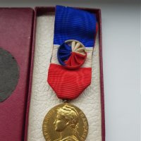 Почетен френски сребърен позлатен медал за труд с кутия, снимка 3 - Антикварни и старинни предмети - 30755353