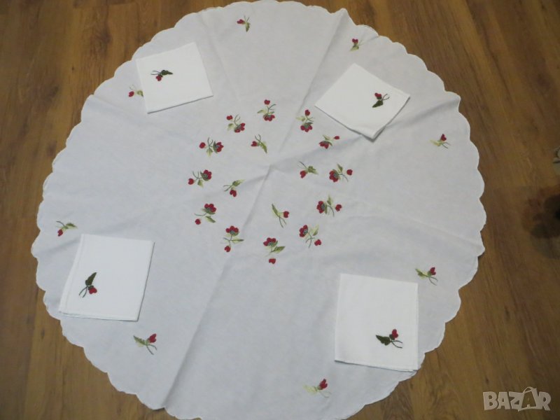 Кръгла покривка със салфетки с бродерия, снимка 1