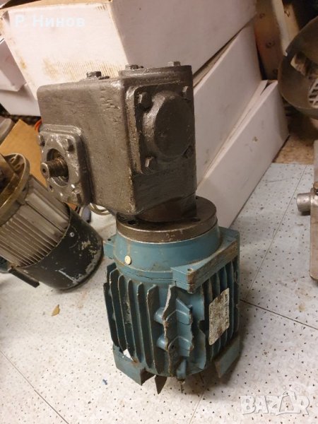 редуктор 2 оборота в минута за заварчици реверс подходящ за заварачна техника, снимка 1